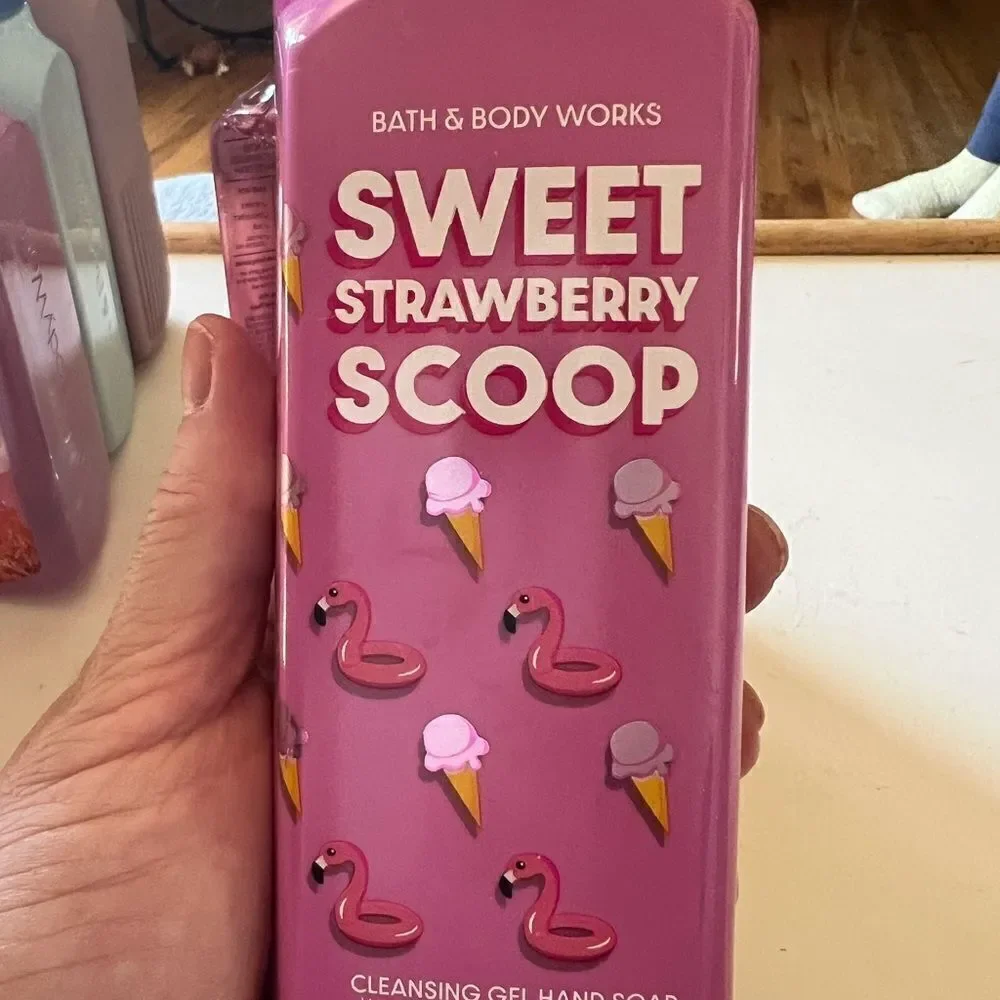 Bath & Body Works Hand Wash Bundle Sweet Strawberry Scoop - Picture 4 of 4
